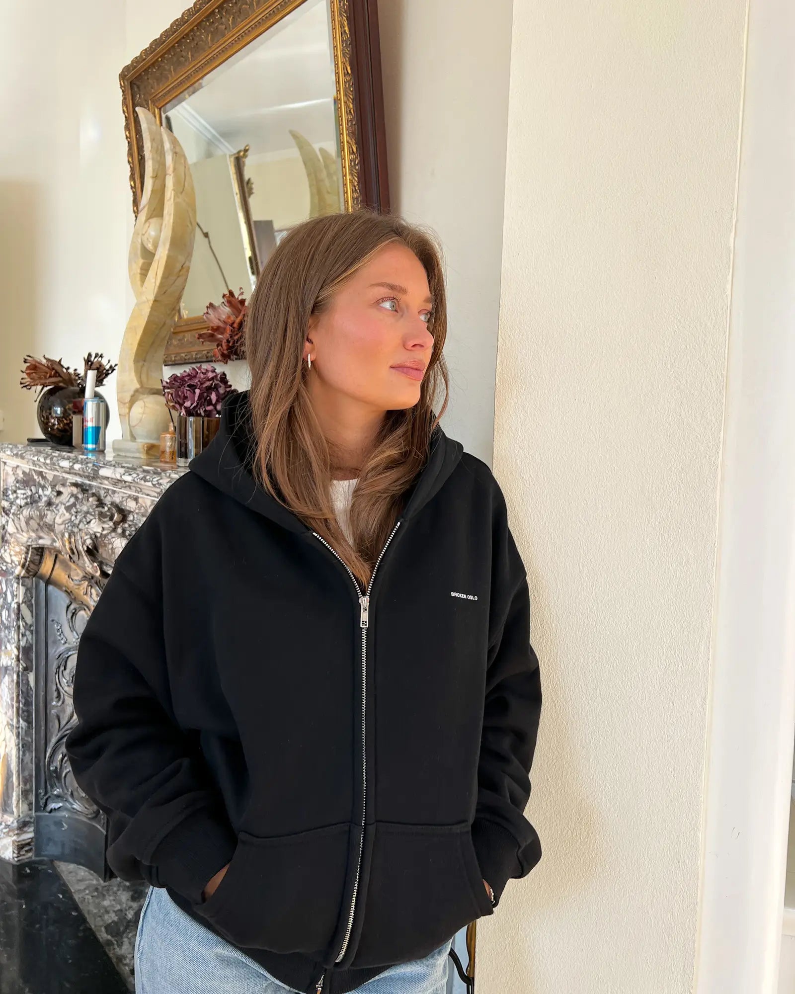 BLACK ZIP LOGO