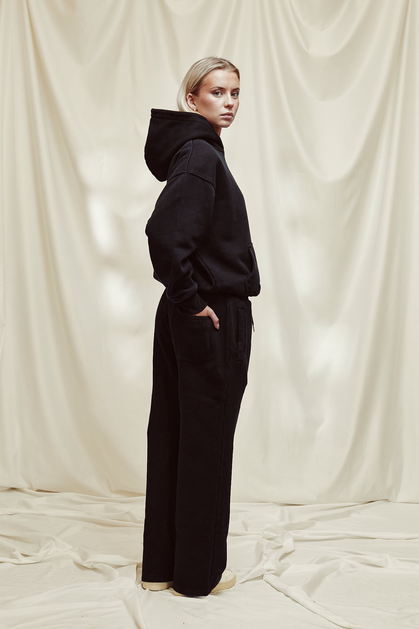 VINTAGE BLACK SWEATS