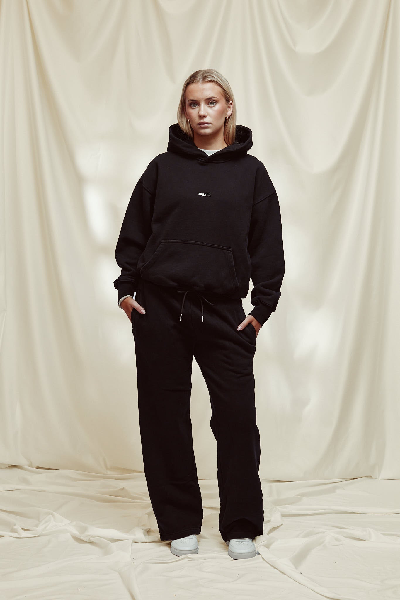 VINTAGE BLACK SWEATS